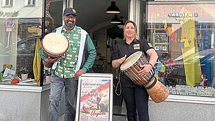 Diana J&auml;ger und Jospeh Mulume vor der &bdquo;Kleinen Kulturm&uuml;hle&ldquo; in der Pfleggasse.