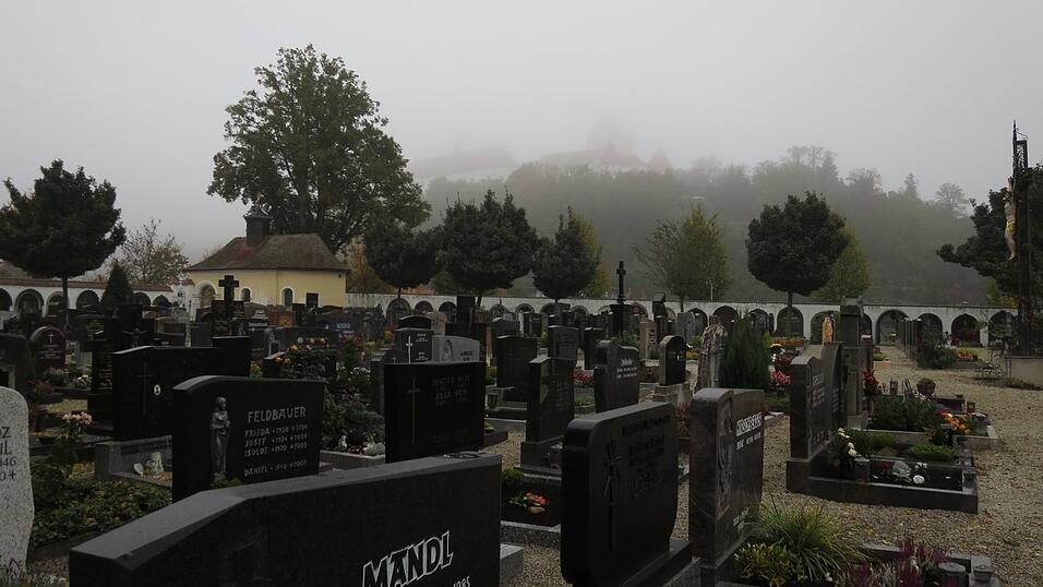 Der Nebel der Ungewissheit wabert über den Friedhöfen der Gegend. Ob das jeweils vor Ort gewählte Konzept dem Anlass gerecht wird? Der Nebel der Ungewissheit wabert über den Friedhöfen der Gegend. Ob das jeweils vor Ort gewählte Konzept dem Anlass gerecht wird?