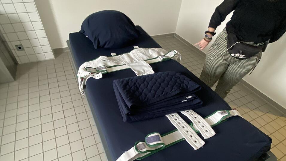 Sind Patienten gefährlich für sich oder andere, können sie fixiert werden. Auf jeder Station gibt es so ein Isolierzimmer mit Fixierbett, hier das der Station E2. Die extra reißfeste Bettwäsche kostet 800 Euro. Oft lassen sich Patienten auch freiwillig festschnallen, wenn sie fürchten, dass sie sich oder andere verletzen. Sind Patienten gefährlich für sich oder andere, können sie fixiert werden. Auf jeder Station gibt es so ein Isolierzimmer mit Fixierbett, hier das der Station E2. Die extra reißfeste Bettwäsche kostet 800 Euro. Oft lassen sich Patienten auch freiwillig festschnallen, wenn sie fürchten, dass sie sich oder andere verletzen.