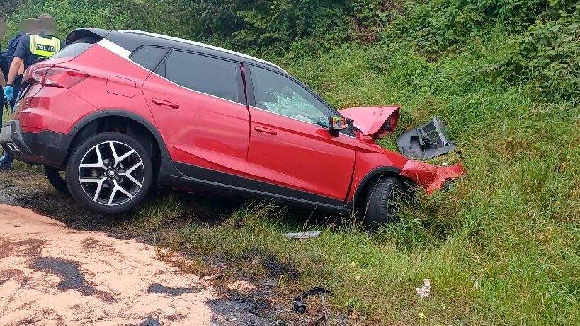 Das Auto ist in den Graben gekracht. Das Auto ist in den Graben gekracht.