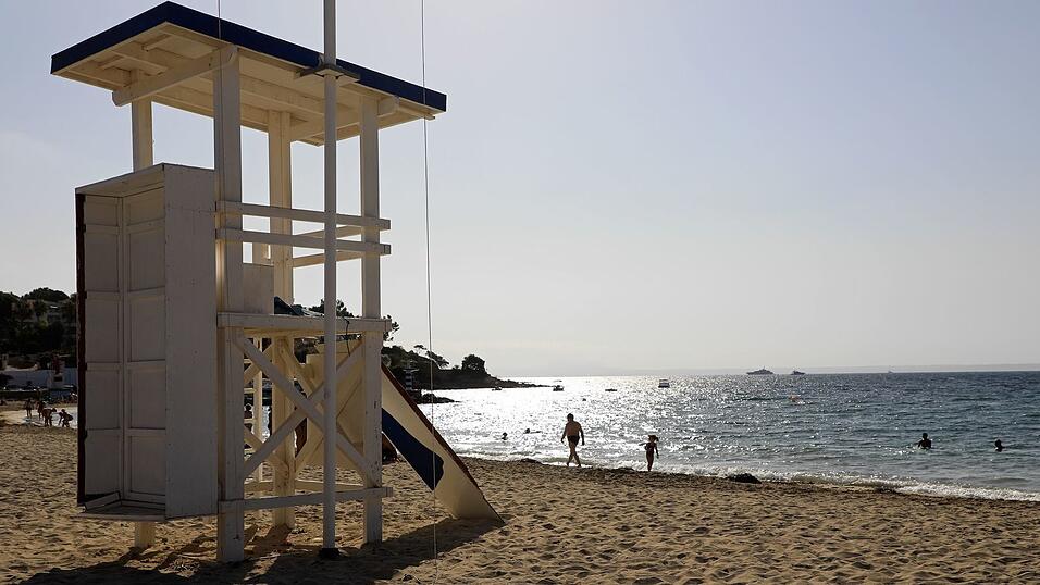 Im Oktober haben an vielen Stränden von Mallorca Rettungsschwimmer ihre Saison bereits beendet. (Symbolbild) Im Oktober haben an vielen Stränden von Mallorca Rettungsschwimmer ihre Saison bereits beendet. (Symbolbild)