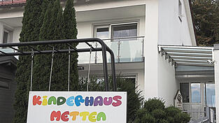 Nur das Schild mit dem bunten Schriftzug weist darauf hin, dass hier ein Kinderhaus ist.