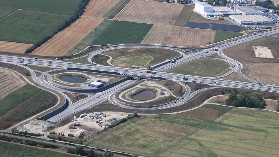 Die B 15 neu endet momentan an der A92. Anfang 2027 erwartet das Bauamt den Planfeststellungsbeschluss f&uuml;r den Weiterbau.