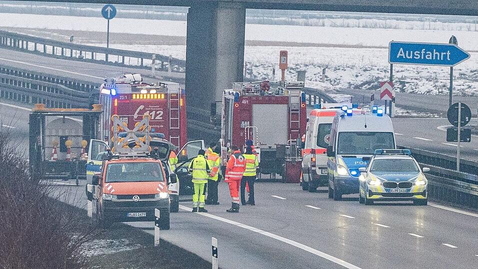 Die A3 blieb in Fahrtrichtung Passau bis zur Mittagszeit gesperrt. Die A3 blieb in Fahrtrichtung Passau bis zur Mittagszeit gesperrt.