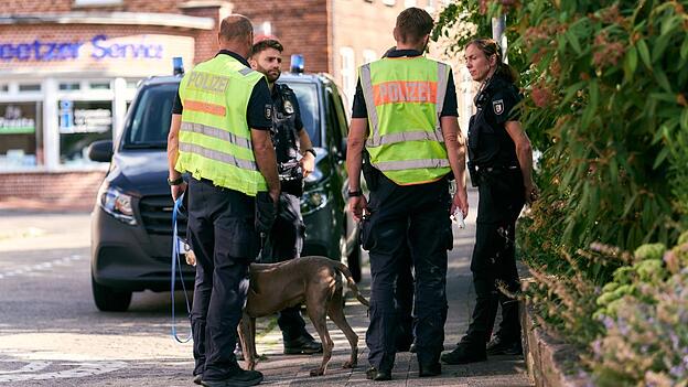 Zahlreiche Einsatzkr&auml;fte und auch Hunde waren an der Suche beteiligt.
