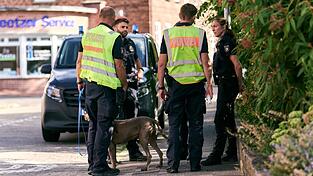 Zahlreiche Einsatzkräfte und auch Hunde waren an der Suche beteiligt. Zahlreiche Einsatzkräfte und auch Hunde waren an der Suche beteiligt.