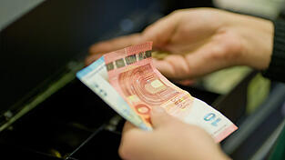 Auch wenn der Ärger über Betrüger und Diebe verständlich ist, sollten Ladenbesitzer nicht eigentständig agieren und immer die Hilfe der Polizei in Anspruch nehmen. Im schlimmsten Fall könnte man sich selbst strafbar machen. Auch wenn der Ärger über Betrüger und Diebe verständlich ist, sollten Ladenbesitzer nicht eigentständig agieren und immer die Hilfe der Polizei in Anspruch nehmen. Im schlimmsten Fall könnte man sich selbst strafbar machen.