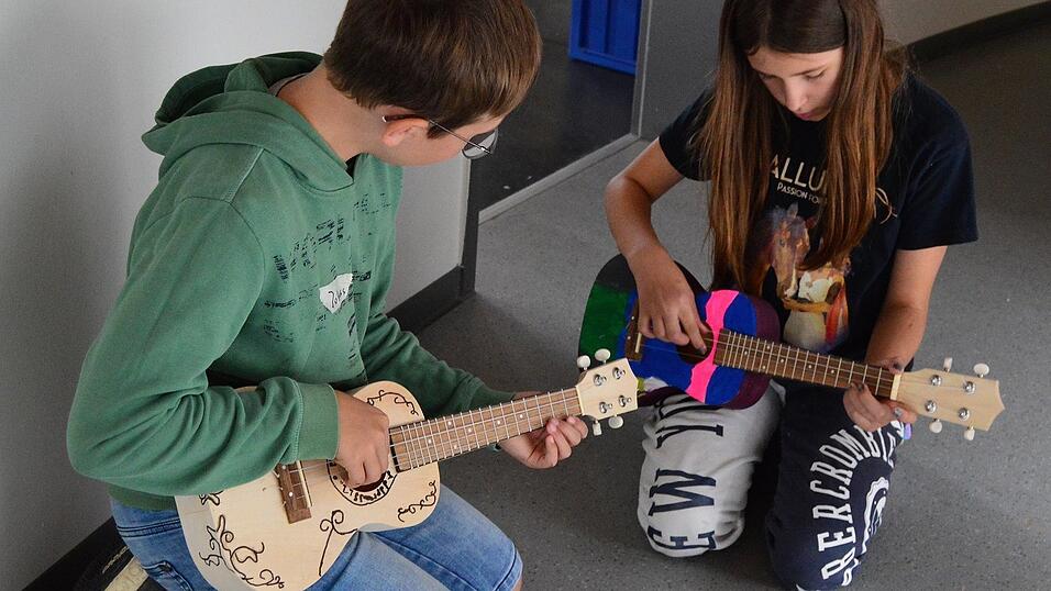 Nach zwei Tagen wurde gemeinsam mit der Ukulele gejamed. Nach zwei Tagen wurde gemeinsam mit der Ukulele gejamed.