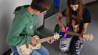 Nach zwei Tagen wurde gemeinsam mit der Ukulele gejamed. Nach zwei Tagen wurde gemeinsam mit der Ukulele gejamed.