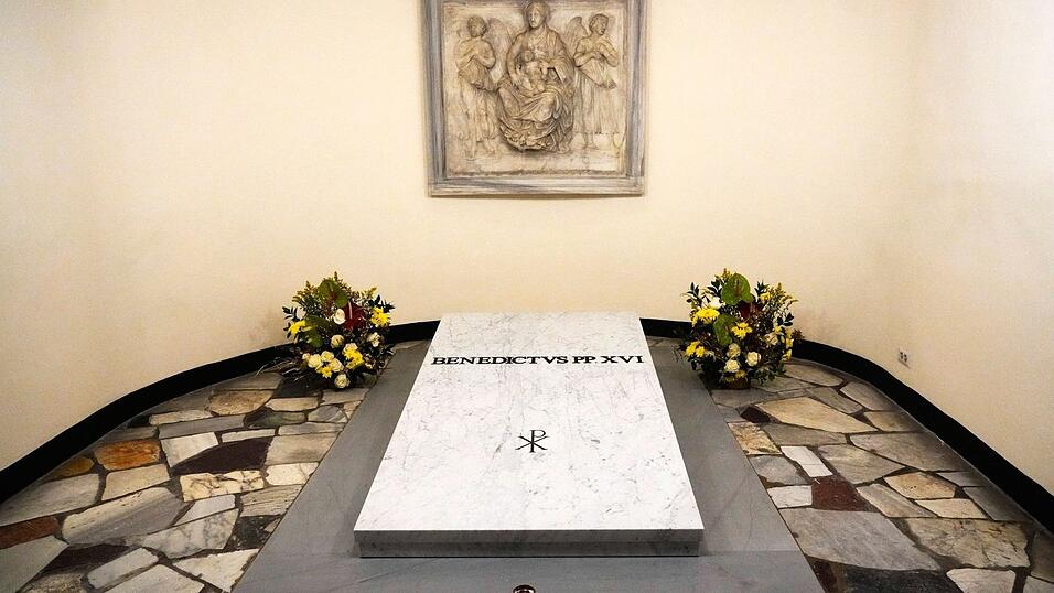 Joseph Ratzinger liegt im Grab seines polnischen Vorgängers Papst Johannes Paul II. in der Grotte des Petersdoms. Joseph Ratzinger liegt im Grab seines polnischen Vorgängers Papst Johannes Paul II. in der Grotte des Petersdoms.