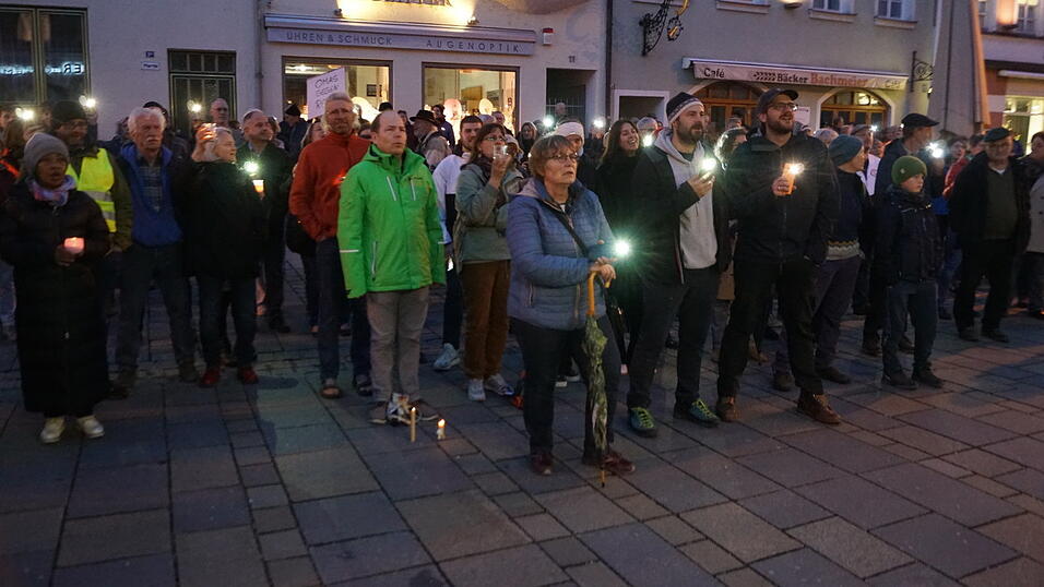 Privatleute sowie Vertreter von Kirchen und Vereinen waren mit dabei.&nbsp;