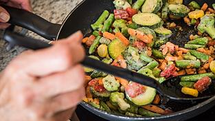 Was ist in der Pfanne? Selbst Zubereitetes, Tiefk&uuml;hlware (Bild) oder etwas, das der Lieferdienst gebracht hat?