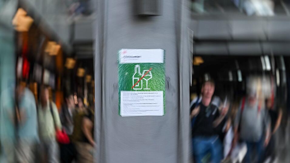 Hinweisschilder wie diese hängen ab Donnerstag in Bahnhöfen im ganzen Land. (Archivbild) Hinweisschilder wie diese hängen ab Donnerstag in Bahnhöfen im ganzen Land. (Archivbild)