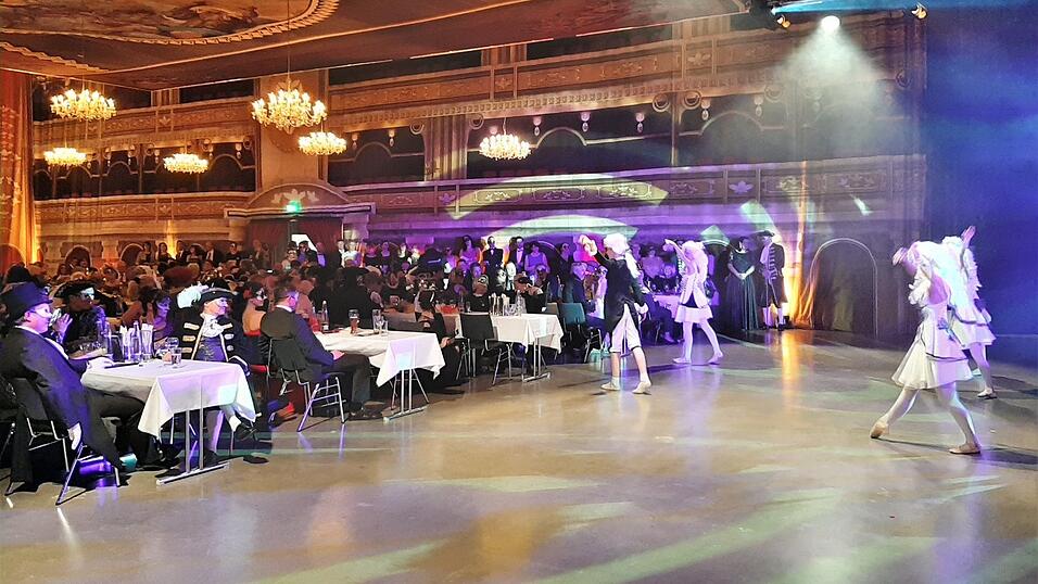 Die Stadthalle 2 verwandelte sich optisch in einen venezianischen Ballsaal, die beiden Ballettschulen (hier Ballettschule Muckenthaler) beeindruckten mit ihren Darbietungen. Die Stadthalle 2 verwandelte sich optisch in einen venezianischen Ballsaal, die beiden Ballettschulen (hier Ballettschule Muckenthaler) beeindruckten mit ihren Darbietungen.