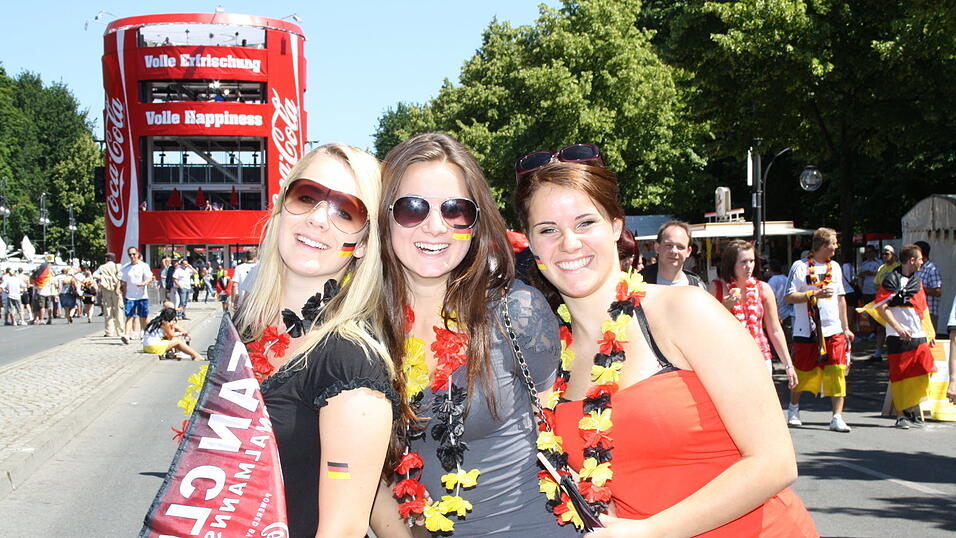 Christian Fertl war am Sonntag auf der Fanmeile in Berlin und erlebte dort das Achtelfinale gegen England auf Gro&szlig;leinwand.