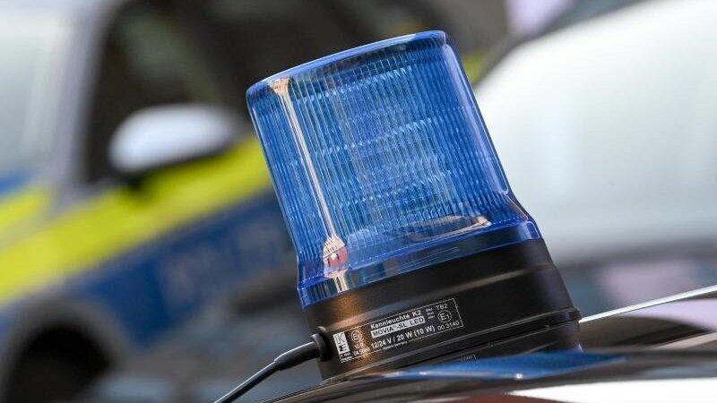 Ein Blaulicht ist auf dem Dach eines Einsatzfahrzeuges der Polizei zu sehen.