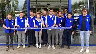 Expansionsleiter Niklas Proyer (vorne, 3. v.r.), Filialleiter Nils Allmang (vorne, 4. v.r.) und Mitarbeiter durchtrennten das Band und eröffneten den Decathlon-Markt am Erletacker.
