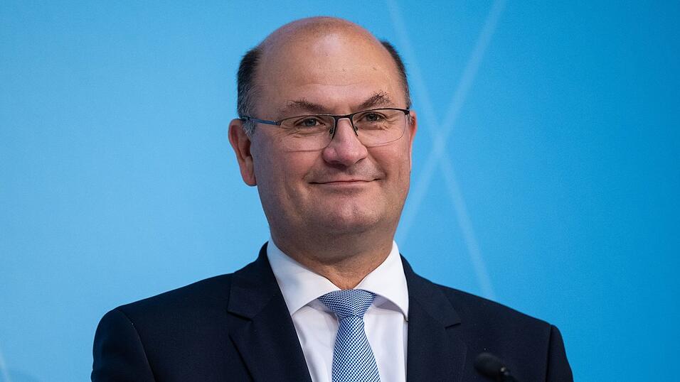 Zumindest ein kleines Lächeln darf sich Finanzminister Füracker leisten - die Prognosen geben endlich wieder Hoffnung auf steigende Steuereinnahmen in Bayern. (Archivbild) Zumindest ein kleines Lächeln darf sich Finanzminister Füracker leisten - die Prognosen geben endlich wieder Hoffnung auf steigende Steuereinnahmen in Bayern. (Archivbild)