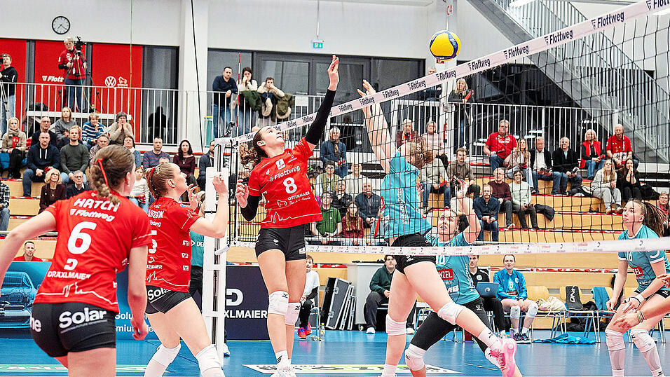 Aufmerksam am Netz: Julia Brandhuber (Nummer 8) ist eigentlich Rechtsh&auml;nderin. Wenn&rsquo;s sein muss, bugsiert die Mittelblockerin der Raben - wie in dieser Szene gegen Aufsteiger Markkleeberg - den Ball aber auch schon mal mit der linken Hand in die gegnerische Spielh&auml;lfte.