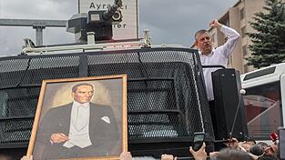 Özel protestiert gegen seine Absetzung als CHP-Chef. (Archivbild) Özel protestiert gegen seine Absetzung als CHP-Chef. (Archivbild)