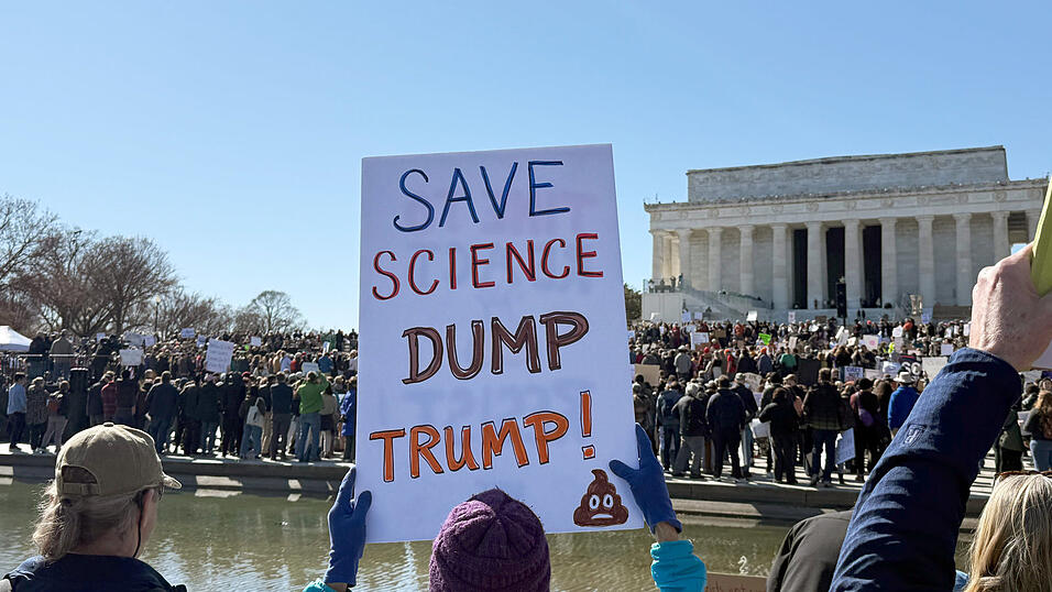 Ein Schild mit der englischen Aufschrift 'Rettet die Wissenschaft - Weg mit Trump!' ist bei einer Kundgebung von Wissenschaftlern und Forschern im März gegen Kürzungen bei den Etats und Stellenstreichungen am Lincoln Memorial in Washington D.C. zu sehen. Ein Schild mit der englischen Aufschrift 'Rettet die Wissenschaft - Weg mit Trump!' ist bei einer Kundgebung von Wissenschaftlern und Forschern im März gegen Kürzungen bei den Etats und Stellenstreichungen am Lincoln Memorial in Washington D.C. zu sehen.