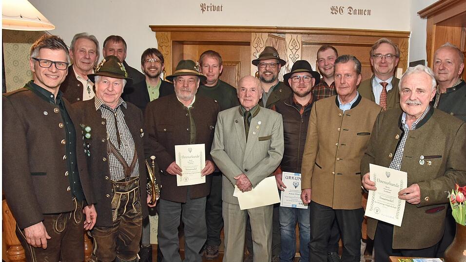 Zahlreiche Ehrungen nahmen die Vorsitzenden Roland Heigl (l.) und Anton Sp&auml;th (Mitte hinten) gemeinsam mit BJV-Vizepr&auml;sident Eberhard von Gemmingen-Hornberg (4.v.r.) und dem Oberpf&auml;lzer Bezirksvorsitzenden Alexander Flierl (3.v.r.) vor.