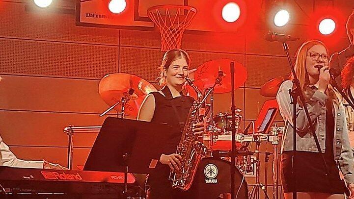 F&uuml;r energiegeladene Grooves sorgte die Schulband.