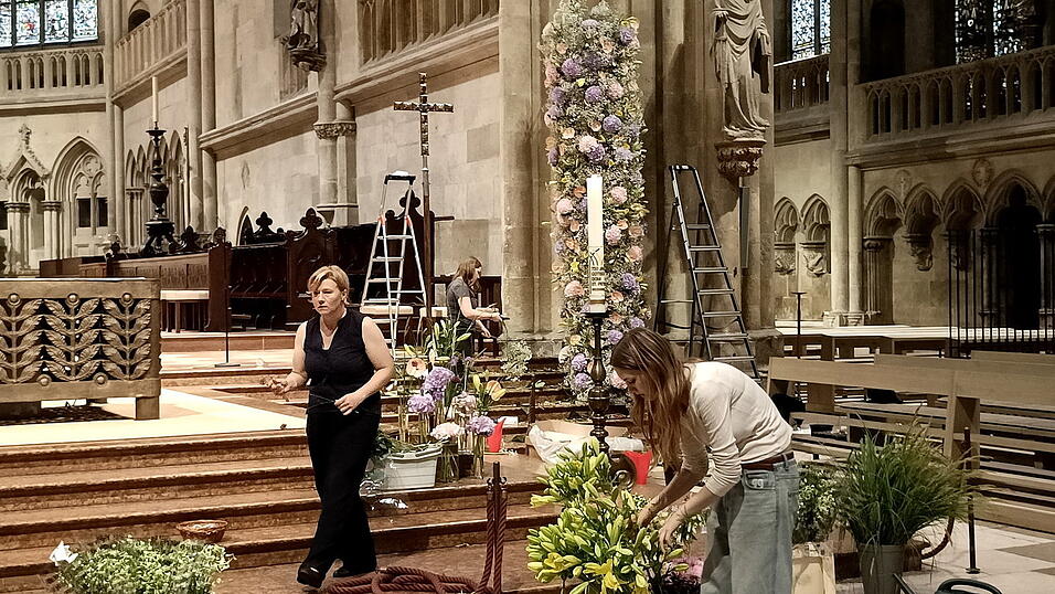 Die Blumenarrangements gehen weit über die übliche florale Gestaltung des Doms hinaus. Die Blumenarrangements gehen weit über die übliche florale Gestaltung des Doms hinaus.
