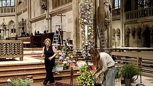 Die Blumenarrangements gehen weit &uuml;ber die &uuml;bliche florale Gestaltung des Doms hinaus.