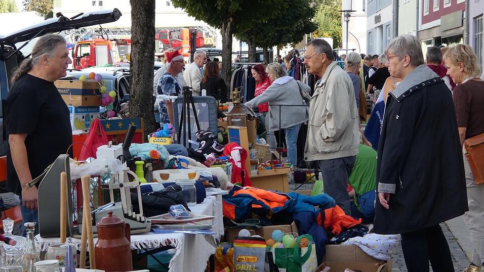 Über viele Besucher und Interessenten durften sich die Anbieter am Flohmarkt freuen. Über viele Besucher und Interessenten durften sich die Anbieter am Flohmarkt freuen.