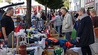 Über viele Besucher und Interessenten durften sich die Anbieter am Flohmarkt freuen. Über viele Besucher und Interessenten durften sich die Anbieter am Flohmarkt freuen.