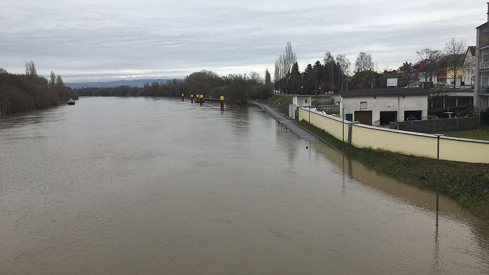 Gegen Mittag hatte der Pegel der Donau bei Straubing bereits die Marke von 510 Zentimetern &uuml;berschritten. Aufgenommen an der Schlossbr&uuml;cke.