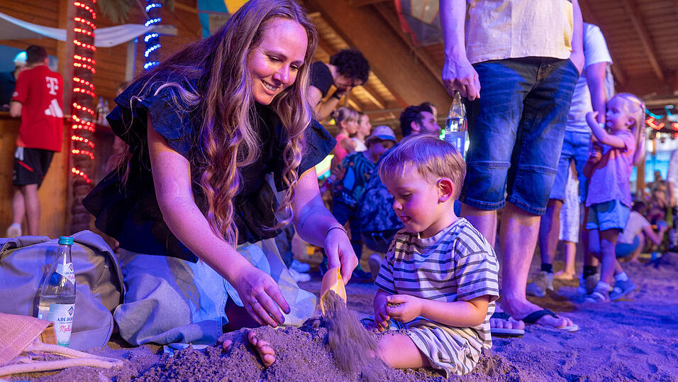 Kinderbeach-Party am Sonntagnachmittag – die besten Momente in Bildern. Kinderbeach-Party am Sonntagnachmittag – die besten Momente in Bildern.