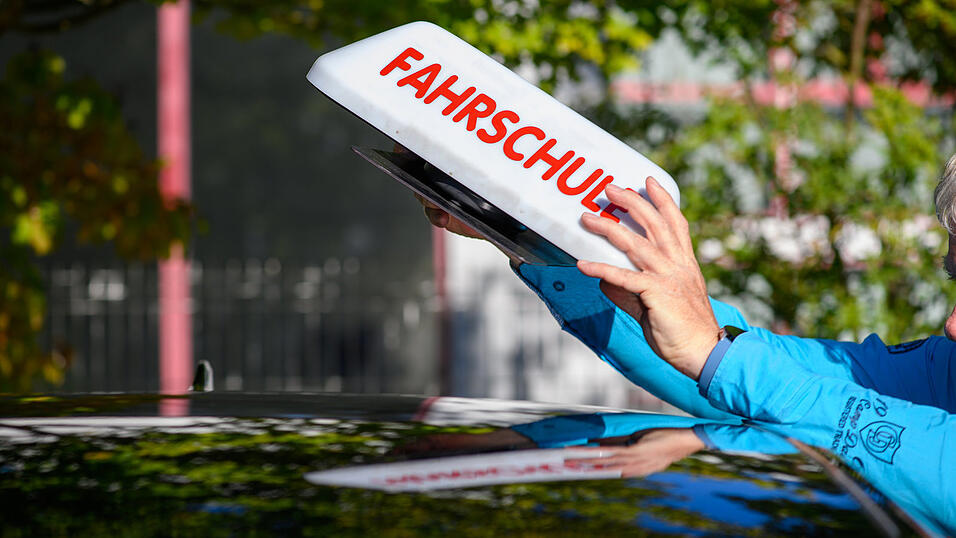Sollen Verwandte wie in Österreich als Laienausbilder mit Fahrschülern Praxisfahrten unternehmen dürfen? Das schlägt zumindest das Verkehrsministerium in einem Diskussionspapier vor. Sollen Verwandte wie in Österreich als Laienausbilder mit Fahrschülern Praxisfahrten unternehmen dürfen? Das schlägt zumindest das Verkehrsministerium in einem Diskussionspapier vor.