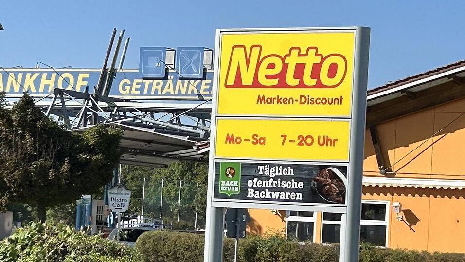 Noch wird an der Fassade gearbeitet, aber das Werbeschild an der Bundesstraße ist bereits wieder montiert. Ende September ist Wiedereröffnung. Noch wird an der Fassade gearbeitet, aber das Werbeschild an der Bundesstraße ist bereits wieder montiert. Ende September ist Wiedereröffnung.