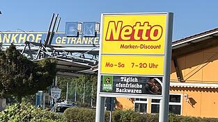 Noch wird an der Fassade gearbeitet, aber das Werbeschild an der Bundesstraße ist bereits wieder montiert. Ende September ist Wiedereröffnung. Noch wird an der Fassade gearbeitet, aber das Werbeschild an der Bundesstraße ist bereits wieder montiert. Ende September ist Wiedereröffnung.