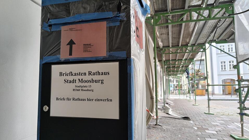 Der Umschlag mit dem Wahlbrief kann im Rathaus-Briefkasten eingeworfen werden. Der Umschlag mit dem Wahlbrief kann im Rathaus-Briefkasten eingeworfen werden.
