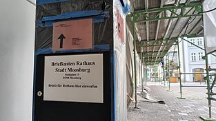 Der Umschlag mit dem Wahlbrief kann im Rathaus-Briefkasten eingeworfen werden.