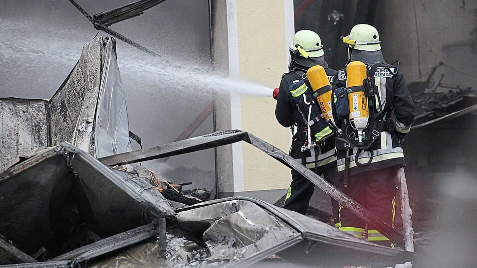 Viele Brände können nur unter Atemschutz gelöscht werden. Deshalb ist es für die Feuerwehren wichtig, genügend Atemschutzgeräteträger zu haben. Die Feuerwehr Pfeffenhausen hat ein Atemschutzkonzept erstellt. Viele Brände können nur unter Atemschutz gelöscht werden. Deshalb ist es für die Feuerwehren wichtig, genügend Atemschutzgeräteträger zu haben. Die Feuerwehr Pfeffenhausen hat ein Atemschutzkonzept erstellt.