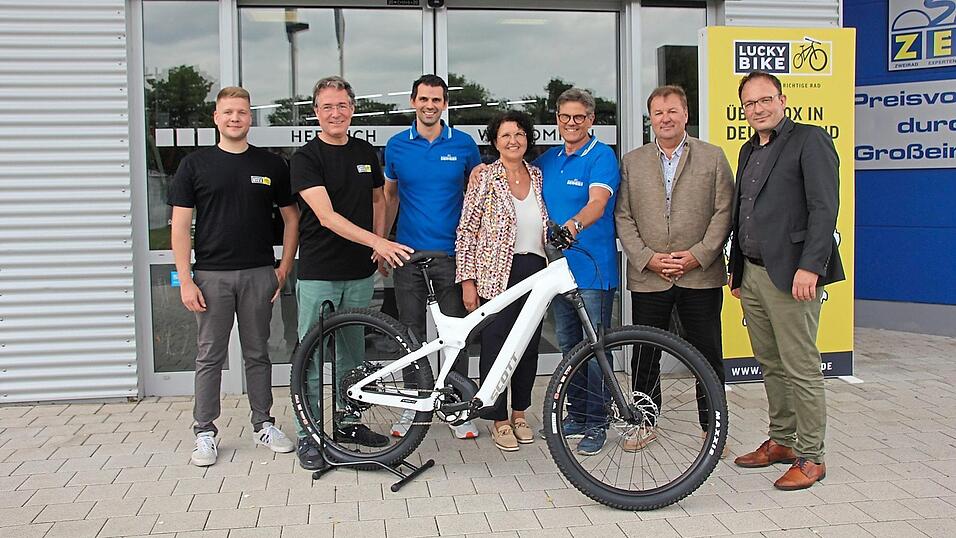 Sie machen gemeinsame Sache: Paul D&uuml;nkelmann, Dr. Thomas B&ouml;ttner, Benjamin Rieder, Michaela und Klaus Hofbauer. Mit im Bild die beiden B&uuml;rgermeister Walter Dendorfer und Martin Stoiber.