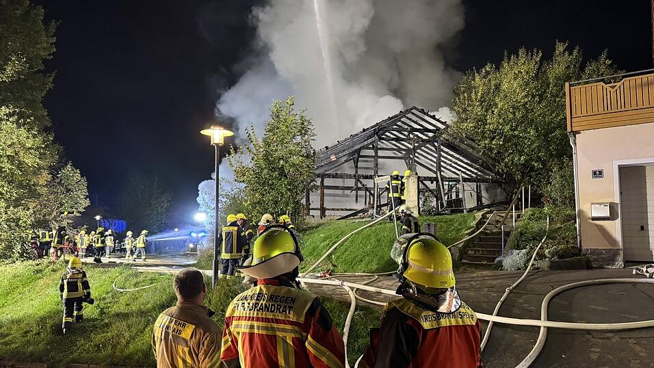 Die Scheune stand lichterloh in Flammen.