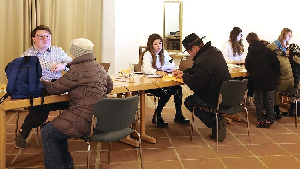 Die vier eingesetzten Mitarbeiter der Verwaltung hatten am Samstag im Rathausfoyer einiges zu tun.