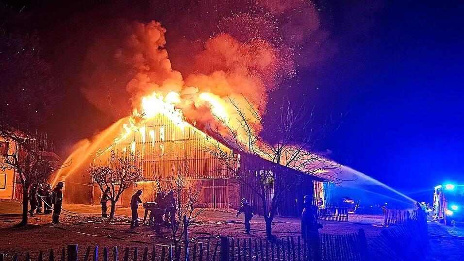 Der Scheunenbrand in Schalkham im Dezember vergangenen Jahres war einer der gr&ouml;&szlig;ten Feuerwehreins&auml;tze im Landkreis 2025.