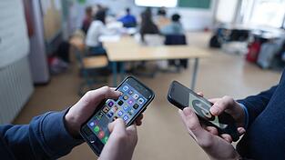 Der Aktionsrat Bildung fordert Altersgrenzen für Social-Media-Plattformen - und private Handynutzung in den Schulen erst ab der Zehnten. (Symbolbild) Der Aktionsrat Bildung fordert Altersgrenzen für Social-Media-Plattformen - und private Handynutzung in den Schulen erst ab der Zehnten. (Symbolbild)