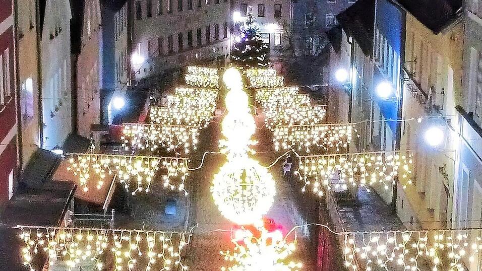 Blick zum Bayplatz hinunter. Die Pfarrstraße ist in der Weihnachtszeit neben dem Stadtplatz der einzige Straßenzug, der illuminiert ist. Im November/Dezember 2025 soll auch die neu gestaltete Lorenz-Zierl-Straße eine Weihnachtsbeleuchtung bekommen. Blick zum Bayplatz hinunter. Die Pfarrstraße ist in der Weihnachtszeit neben dem Stadtplatz der einzige Straßenzug, der illuminiert ist. Im November/Dezember 2025 soll auch die neu gestaltete Lorenz-Zierl-Straße eine Weihnachtsbeleuchtung bekommen.