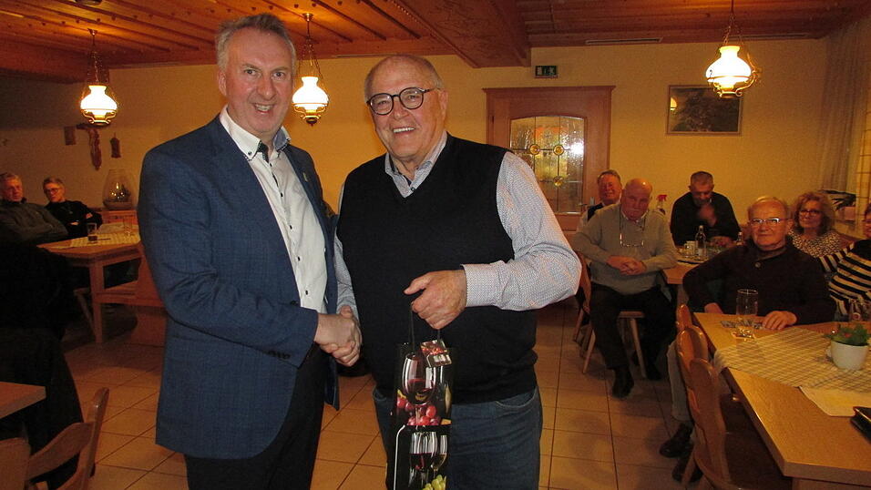 Alfons Fleischmann, der Vorsitzende der Reniorenunion dankte dem Referenten Helmut Plenk f&uuml;r seinen tollen Vortrag.