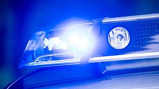 In der Nacht muss die Polizei gleich mehrere Male wegen des Unwetters ausrücken. (Symbolbild)