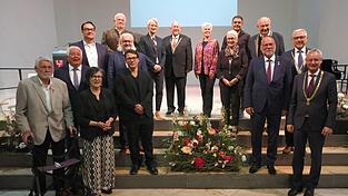 Scheiden aus dem Stadtrat aus (v.l.): Hubert Reisinger, Peter Mittermeier, Hannelore Christ, Max Naber, Karl Dengler, Stephan Weckmann, Simon Bucher, Dr. Daniela Maurer-Solcher, Werner Sch&auml;fer, Heidi Webster, Renate Lermer, J&uuml;rgen Steinmetzer, Dr. Adolf Herpich, Martin Wackerbauer mit B&uuml;rgermeister Dr. Albert Solleder und OB Markus Pannermayr.