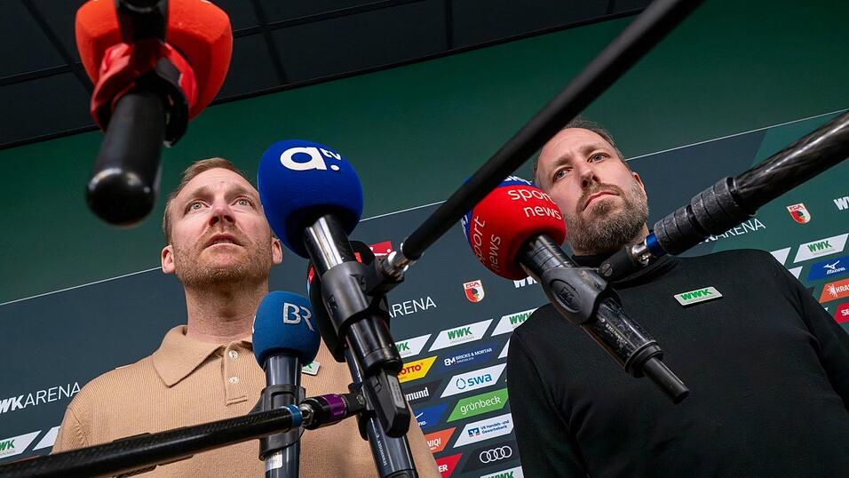 Sportdirektor Benni Weber (l) und Geschäftsführer Michael Ströll (r) erklären den Trainerwechsel beim FC Augsburg.