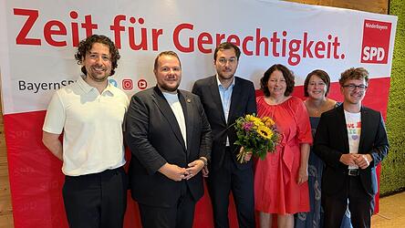 Der Bundestagsabgeordnete Johannes Sch&auml;tzl (M.) bleibt Bezirksvorsitzender. Seine Stellvertreter hei&szlig;en jetzt Dennis Sch&ouml;tz (l.), Severin Eder (2. v. l.), Marvin Kliem (r.) und Anja K&ouml;nig (nicht im Bild). Ebenfalls mit auf dem Foto: Schatzmeisterin Kim Seibert-Hogenkamp (2. v. r.) und Landtagsabgeordnete Ruth M&uuml;ller.